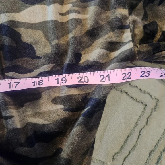 No boundaries crushed velvet camouflage crop long sleeve shirt. Size XXL (19) - Picture 4 of 8